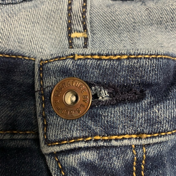 Levi’s Strauss women’s blue jean capris. - Picture 10 of 12